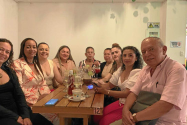 Foto | Albeiro Rudas | LA PATRIA Excompañeros de trabajo de Luz Yaneth Ramírez Acevedo, quien se desempeñó como gerente del Hospital San Vicente de Paúl, en Anserma (Caldas), realizaron una comida de despedida como agradecimiento por su trabajo en el centro asistencial del municipio.