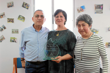 Foto | Lector | LA PATRIA Olga Liliana García (centro) fue homenajeada por funcionarios de la Escuela Superior de Administración Pública (ESAP) Territorial Caldas tras lograr su jubilación después de 34 años en la institución. Recibió el reconocimiento de Jhon Jairo Castaño, director encargado de la Territorial, y de Gloria Nancy Cuesta, funcionaria.