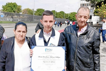 Foto | Henry Giraldo | LA PATRIA Kevin de Jesús Salazar Gallego al lado de sus padres.