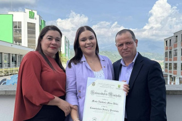 Foto | Cortesía | LA PATRIA  La manzanareña Estefanía Mozo Vélez recibió su título como comunicadora social y periodista de la Universidad de Manizales. Sus padres Diana Ester Vélez y Juan Carlos Mozo la acompañaron en la ceremonia.