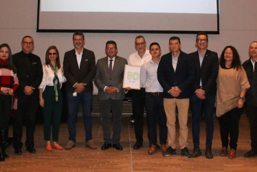 Catalina Arboleda Ramírez, coordinadora de comunicaciones de Chec; Paula Andrea Chica Córtes, vicerrectora administrativa de la U. de Caldas; Héctor Fabio Torres Cardona, vicerrector de investigaciones de la U. de Caldas; Ximena Jaramillo, jefe del área de suministro de Chec; Santiago Villegas Yepes, gerente de Chec; Fabio Hernando Arias Orozco, rector de la Universidad de Caldas; Mauricio Arango Cardona, subgerente de servicios empresariales de Chec; Alexánder Álvarez Giraldo, asesor de rectoría de la U. d