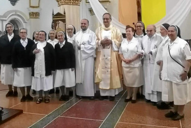 Foto | Henry Giraldo | LA PATRIA Hermanas dominicas junto al párroco de la Basílica Menor San Antonio de Padua, presbítero Martín Ortega y el padre Fidel Antonio Gómez.