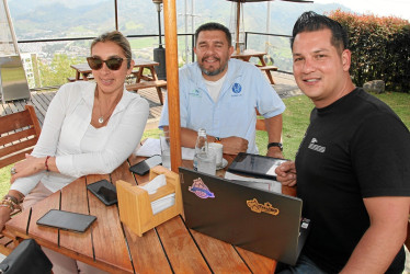 Foto | Argemiro Idárraga | LA PATRIA Luisa Fernanda Morales, Yesid Sarmiento y Nicolás Caro Valencia compartieron un almuerzo en el restaurante Cortesana, en Manizales.