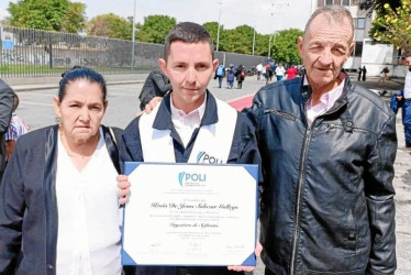 Grado Foto | Henry Giraldo | LA PATRIA Kevin Salazar Gallego, oriundo de Manzanares (Caldas), obtuvo el título de Ingeniero de Software en Bogotá. En la fotografía está acompañado de sus padres.