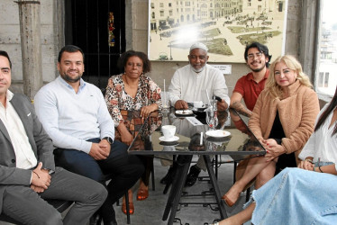 Foto | Argemiro Idárraga | LA PATRIA Los abogados Alejandro Gutiérrez, Jónathan Zuluaga, María Balanta, James Ocampo, Juan Felipe Botero, Piedad Ocampo y Yamile Bermúdez se citaron en el Café Tazzioli de la Catedral de Manizales para tardear.