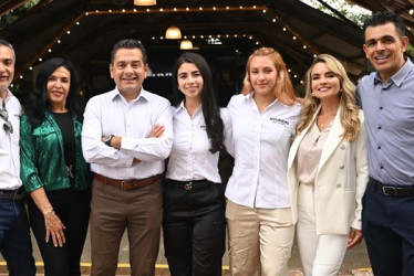 Foto | Lector | LA PATRIA Édgar López, gerente de operaciones comerciales; Patricia García, gerente de servicio y soporte; Jhon Jairo García, CEO All distribution; Juanita Gallego, personal de Desarrollo Humano; Melissa López, Kam Ecommerce; Paula Ramírez, gerente de control interno, y Andrés García, CEO de operación Latam para Hyundai Electronics.