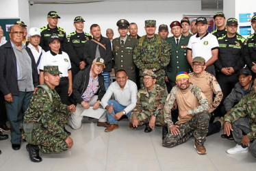 Integrantes de la Policía y del Ejército.