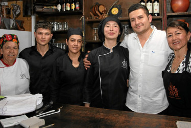 Grupo de empleados de Un Lugar de la Mancha que atendieron a las homenajeadas: María Edilma Ochoa, Andrés Felipe Zapata, Lucelly Tabares, Dora Inés Jaramillo, Ricardo Alberto Zapata y Karen Melgarejo.