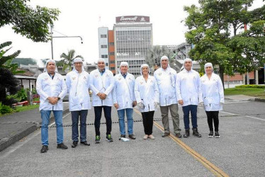 Foto|LA PATRIA Rodrigo Villalba Mosquera, gobernador del Huila; Jénnifer Mojica, ministra de Agricultura, y Alexánder López, director Nacional de Planeación, entre los que visitaron la fábrica Buen Café Liofilizado. Querían conocer los procesos industriales que se desarrollan en esta torrefactora, que es una de las más grandes de América.