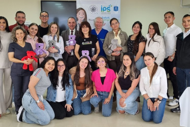 Foto | Lector | LA PATRIA En primera fila, médicos de la Fundación Cardioinfantil de Bogotá: Laura Cuello, Nathalia Rodríguez, Juliana Rusinque, Gabriela Valderrama, Ximena Mora y Diana Muñoz. Segunda fila, funcionarios de la Universidad de Caldas y de la IPS Universitaria: Margarita Vélez, Vivian Sabala y Lina Villada. Última fila: Sandra Cuello, Juan Camilo Hernández y David Ocampo, de la Cardioinfantil; Carlos Villegas, de la Universidad de Caldas; Mónica Giraldo, de la Fundación Pequeño Corazón; Alberto
