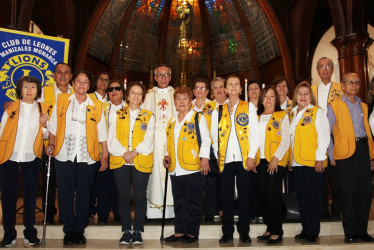 Foto | Argemiro Idárraga | LA PATRIA Leslie García, Carmenza Hernández, Blanca Restrepo, Yolanda Henao, Consuelo Duque, María Marlén Salazar, Mario Giraldo, Germán Palacio, Gustavo Aguirre, Adela Arango, Blanca López, Nhora Lozada, María Victoria Salazar, Marina Hernández, Paula Andrea Gómez y el presbítero Gilberto López Hincapié.