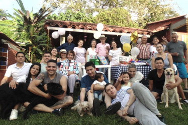 Foto | Lector | LA PATRIA Tener la oportunidad de reunirnos un año más en el Día de las Madres, en El Olivo, con Isabelita Lopera, ya es una bendición. La familia Moreno Lopera y demás familiares reúnen cuatro generaciones para compartir la alegría de estar unidos al lado de la bisabuela, abuela y madre.