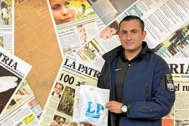 A Pablo Antonio Durán le gustan los Informativos de LA PATRIA Radio porque “me mantienen actualizado en mi trabajo, como policía de Manizales”. Pablo recibió en las instalaciones del medio de comunicación el regalo por su fiel audiencia.