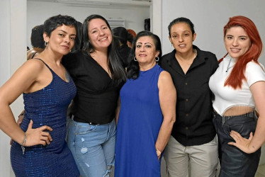Martha Lucía Luna celebró en compañía de su familia: Lina Marcela Valencia Luna. Karol Luna, Viviana Luna,Yeny Paola y Valeria Luna.