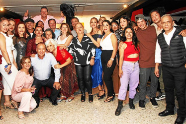 Grupo de bailarines de tango, milonga y vals.