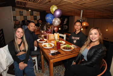 Foto | Argemiro Idárraga | LA PATRIA  Con una comida en el restaurante La Patatería,  María Fernanda Forero festejó su cumpleaños junto a  Andrés Ossa, Sebastián Forero y Alix Arismendi.