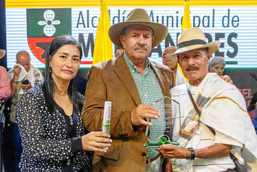 Fotos | Henry Giraldo | LA PATRIA Elsa María Ciro, secretaria de Gobierno, y Enrique Botero, alcalde de Manzanares, entregaron reconocimientos a Luis Javier Castrillón García, cafetero y pionero en el proceso de tostado de café en el municipio.