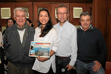 Mónica Ríos en compañía de Ramiro Henao, Fernando Toro y José Ignacio Londoño.