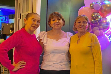 Doris Tabares compartió su cena de cumpleaños junto a sus hermanas Nelly (izquierda) y Sonia (derecha) en el restaurante La Shiraka.