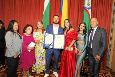 Gloria Hoyos, Edilma Loaiza, Alexa Paulina González, Juan Diego Hoyos, Rosalba Carmona, Mariluz Giraldo y Óscar Hoyos Loaiza.