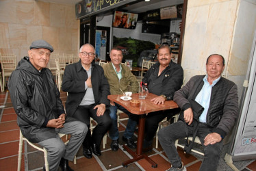 Óscar Gaviria Valencia, Luis Largo Cortés, José Fernando Rodas Rivera, Juan Manuel Morales Parra y Álvaro Alzate Usma se reunieron en el Café Express para compartir un rato entre amigos.