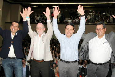 Juan José Silva, gerente de People Contact; Henry Gutiérrez, gobernador de Caldas; ministro Mauricio Lizcano, y Fabio Arias, rector de la Universidad de Caldas.