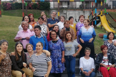 Fotos Lector | LA PATRIA Los abuelos residentes en el condominio Portal del Bosque fueron homenajeados con una integración llena de alegría y mucho amor, contando historias sobre los nietos y disfrutando de una serenata. La organización de la actividad estuvo a cargo de Berta Lucía Duque, con el apoyo del Consejo de Administración y del Comité de Convivencia. 