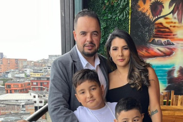 Martín Cuestas Valencia en compañía de sus padres, Juliana Valencia y Óscar Cuestas, y su hermano menor, Simón Cuestas.