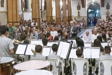 Jhon Jairo Castaño Flórez, alcalde de Neira, y Daniela Nieto Jaramillo, primera gestora social del municipio, presidieron el concierto que engalanó el municipio. La fiesta coral contó con la participación de ocho coros, dos bandas sinfónicas y siete maestros internacionales.