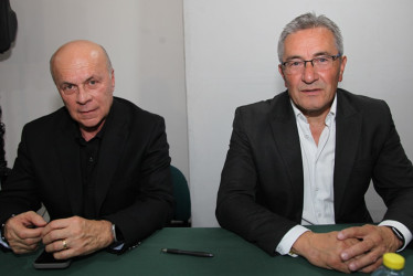 Carlos Antonio Vélez y Mario César Otálvaro, presidente de Acord Caldas.