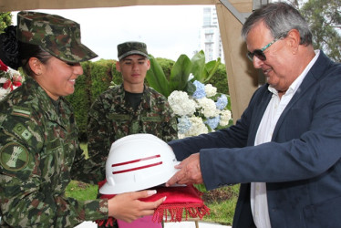 Homenaje a Ricardo Spaggiari, presidente de la Asociación de Ingenieros de Caldas. Entrega el casco la subteniente Catalina Ávila.