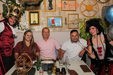 Paula Andrea Orozco, Hernán Berrío y Diego Alejandro Morales, en compañía de los personajes artísticos del restaurante Barbacoa.