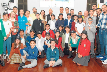 Grupo de concejales y niños en el Concejo de Manizales.