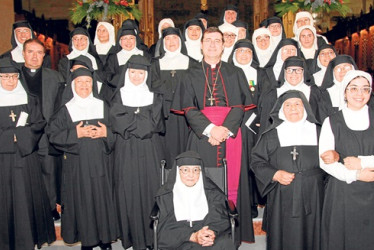 Las hermanas del Monasterio de la Visitación en compañía del nuncio apostólico Paolo Rudelli.