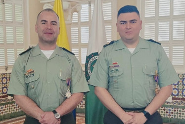 Los manzanareños Fredy Andrés Cardona Cardona, jefe de región de Carabineros y Protección Ambiental número 4 base Cauca, y Ahimer Jhoanny Valencia Botero, comandante del distrito cinco de Manzanares, recibieron las condecoraciones por parte de la dirección de Policía Nacional, por ser finalistas al premio a la Excelencia Policial del 2024 que se realizó en Barranquilla.