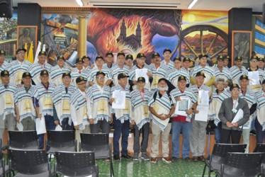 Fotos | Lector | LA PATRIA  Celebraron sus bodas de oro reunidos en el auditorio del Instituto Universitario: Jorge Ortiz, Gonzalo Augusto Jiménez, Alcibiades Ospina, Carlos Eduardo Aristizábal, Fernando Moreno, Luis Enrique Romero, Víctor Raúl Ramírez, Guillermo Jaramillo, Carlos Alberto Ospina, Gabriel Cardona, Darío Giraldo, Carlos Javier Gil, Fernando Gómez, Javier Sánchez (profesor), Octaviano García, Luis Fernando Pineda y Cristóbal Trujillo (rector). Atrás: Hugo Muñoz, Jaime Eduardo Quintero, Delio C
