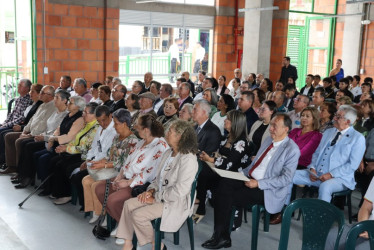 Foto | Rubén Darío López Londoño | LA PATRIA 23 estudiantes egresados del Colegio Nacional Oriente de Caldas en el año 1974 se dieron cita en Pensilvania (Caldas) para celebrar sus 50 años de haber recibido el diploma como bachilleres, y en esta ocasión también para recibir el cartón como bachilleres eméritos. El encuentro de sus bodas de oro incluyó variada programación de actos culturales, donaciones, anécdotas, historias de vida, un compartir y donaciones para la Institución Educativa. En la ceremonia se