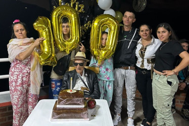 Luis Evelio Loaiza Salazar llegó a los 100 años de vida, los cuales siempre ha vivido en la vereda La Camelia Alta de Aranzazu (Caldas). A pesar de su discapacidad visual, con la que ha convivido los últimos 40 años, se goza la vida. Es conocido porque en las misas hace sonar sus maracas, acompañando los cánticos de la ceremonia religiosa. Tiene 17 hijos, 60 nietos, 10 bisnietos y 4 tataranietos. Para su cumpleaños, la familia se reunió en Pereira. Es la segunda persona más longeva de Aranzazu, después de P