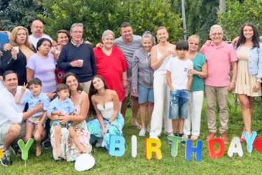 Aparecen en la foto: Juan José Sossa, Juan Sebastián Sarmiento, Olga Siábato, Juan Diego Sarmiento, Luisa Sossa, Álvaro Sossa, Clara Inés Peláez, Carlos Eduardo Sossa, María Teresa Peláez, Alicia de Sossa, Emiliano Ospina, Matilde Sossa, Rodrigo Marín, Marcela Salgado, Julian Felipe Ospina, Juan David Ospina, Carolina Castaño, Ximena, Adiela Ortiz, Jorge Cubillos, Emilio Cubillos, Martín Cubillos, Catalina Gonzales y María José Sossa.