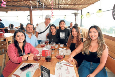 Fotos | Argemiro Idárraga | LA PATRIA Almuerzo de cumpleaños: Angélica Mejía (cumpleañera), Octavio Mejía, Jónathan Bedoya, Andrea Marín, Luisa Mejía, Sarita Mejía y Mariana Martínez.