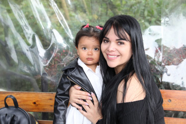 Katherin Galvis (cumpleañera) y Victoria Rodríguez.