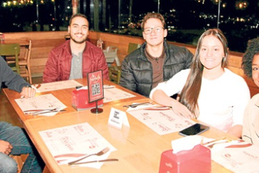 Mateo Van Strahlen, Pedro José Toro, Alejandro Villegas, Valeria Agudelo y Astrid Mina Gallardo se reunieron en el restaurante La Farfalla en una cena de integración.