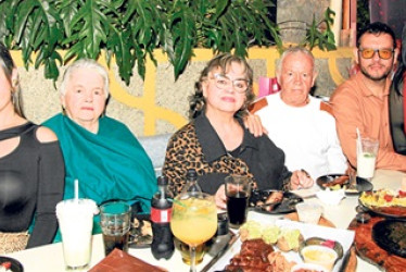 Liliana Gómez celebró su cumpleaños en compañía de su familia en el Efecto Barbacoa. Sandra Betancur, Emma Martínez, la homenajeada, Alfredo Betancur, Juan Betancur y Jackelin Arias.