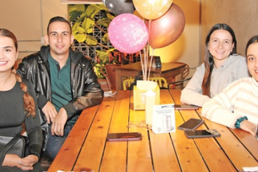 Andrés Felipe González Ramírez celebró su cumpleaños con una cena en el restaurante La Patateria. Lo acompañaron Isabella Calderón, Valeria Maya Giraldo y Juliana González Flórez.