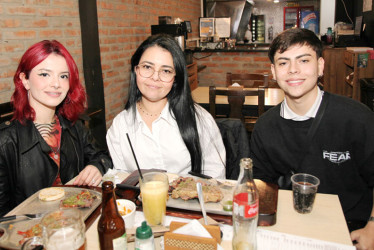 Foto | Argemiro Idárraga | LA PATRIA Samanta Arias Vargas, Marcela Vargas y Santiago Arias.