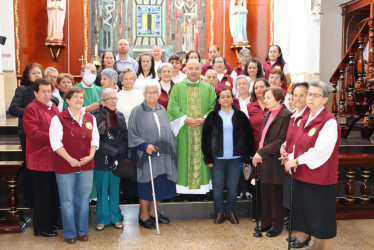 Foto | Rubén Darío López Londoño | LA PATRIA Con la celebración eucarística y un compartir, el párroco José Alberto Aristizábal agradeció al grupo por su labor en beneficio de la parroquia y de la comunidad en general. Sus 30 colaboradores trabajan de la mano con el párroco y los sacerdotes.