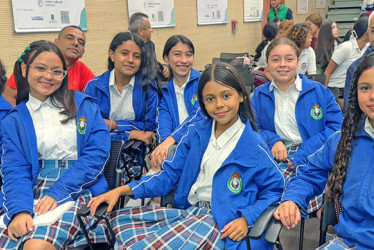María José Bedoya Gil, Evelyn Charres Hernández, Sara Arredondo Franco, Luciana Meneses, Sara Cardona, Sara Trujillo, Luisa María Gutiérrez, Karen Sofía Gutiérrez y los docentes Harold León Gil y jaime Humberto Rodríguez, de la Institución Educativa La Sagrada Familia.