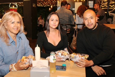 Foto | Argemiro Idárraga | LA PATRIA Gladys Jiménez, Johanna Marín y Andrés Marín se reunieron en una comida en el restaurante Tierra Querida en el barrio Estrella.