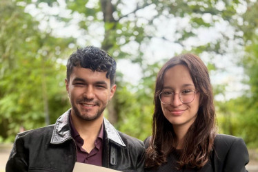 Foto | Lector | LA PATRIA Salomón Orozco Jaramillo recibió el título profesional como ingeniero mecatrónico de la Universidad de Caldas. Lo acompaña su hermana María Orozco Henao.