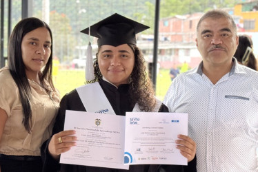 Fotos | Lector | LA PATRIA Leidy Xiomara Lemus (centro) en compañía de familiares en la ceremonia de graduación.